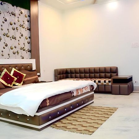 Taj Square A Luxurious Family Homestay آغْرا المظهر الخارجي الصورة