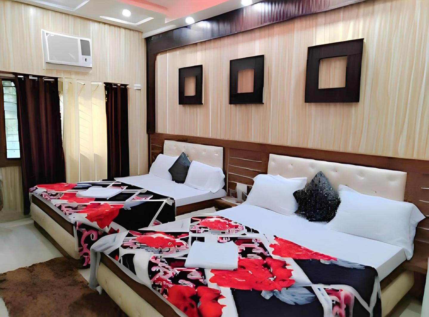 Taj Square A Luxurious Family Homestay آغْرا المظهر الخارجي الصورة