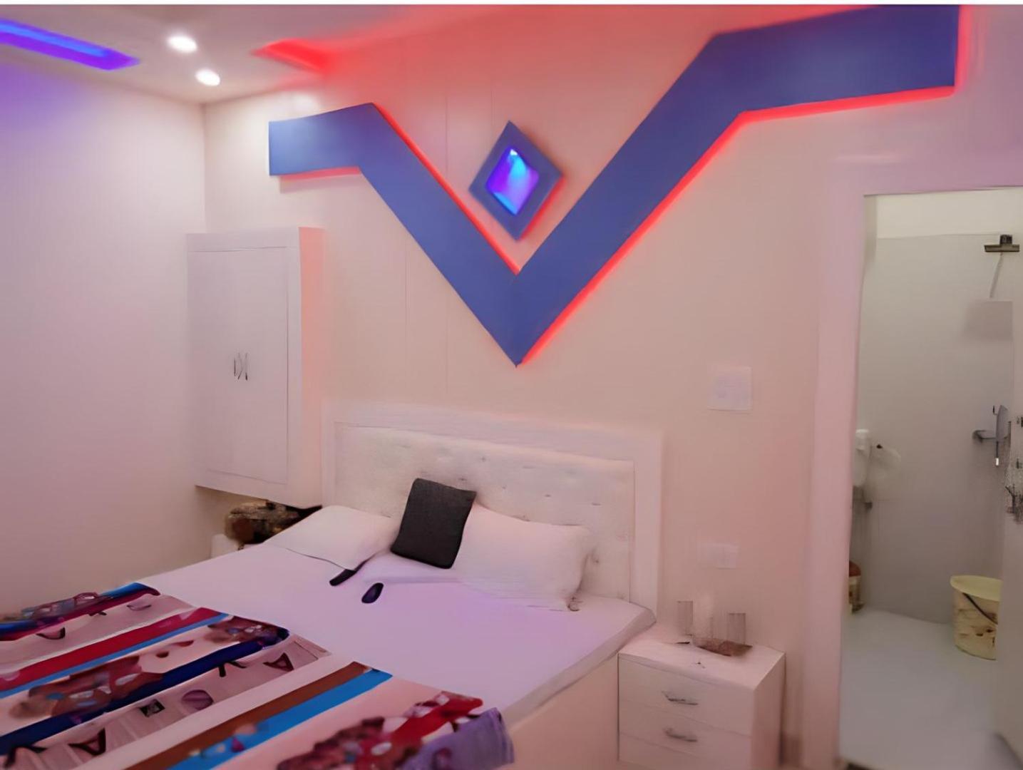 Taj Square A Luxurious Family Homestay آغْرا المظهر الخارجي الصورة
