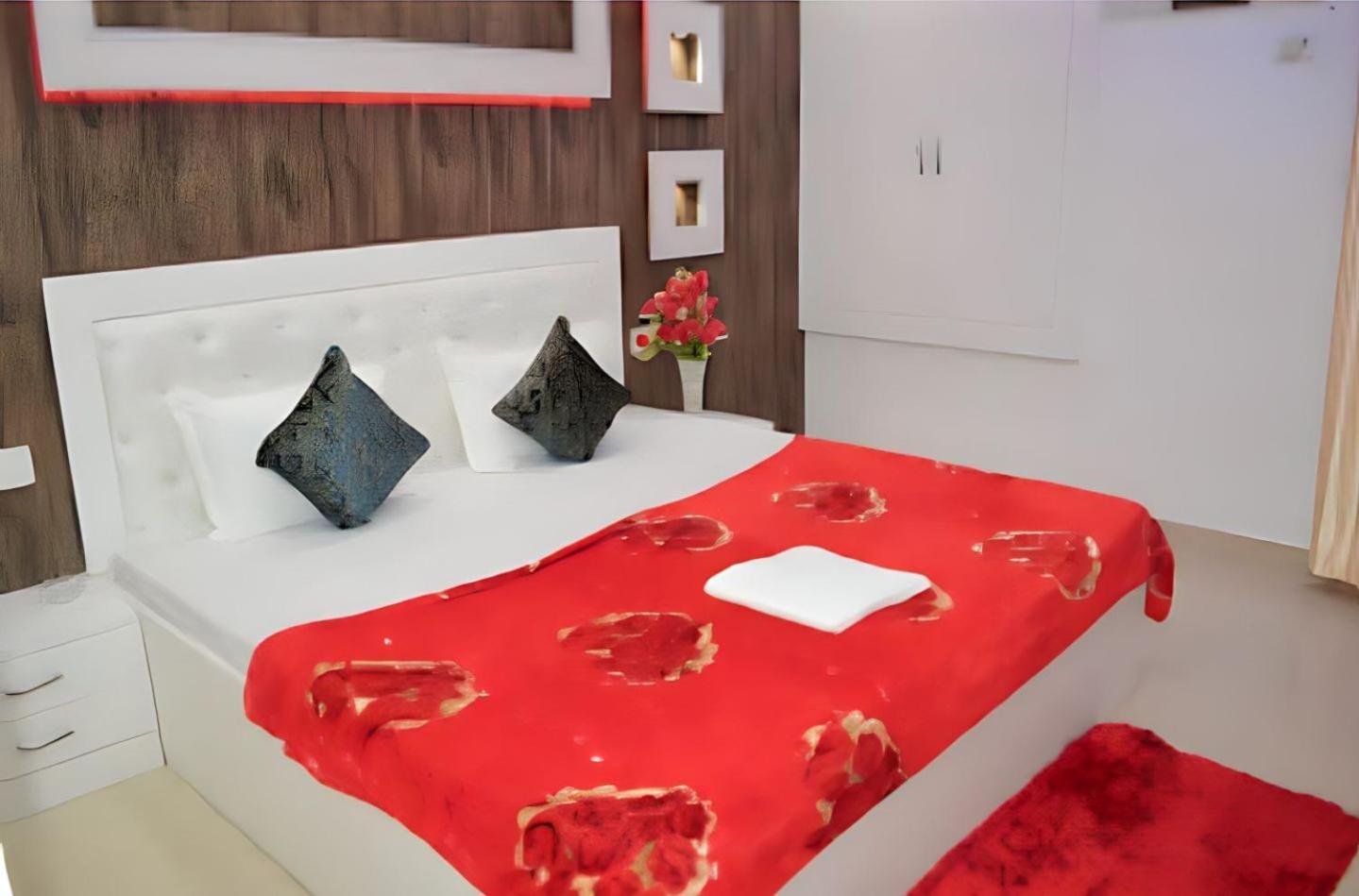 Taj Square A Luxurious Family Homestay آغْرا المظهر الخارجي الصورة