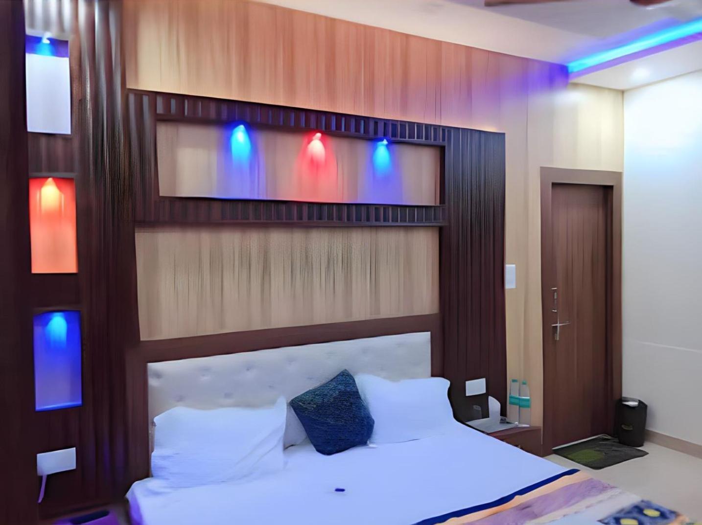 Taj Square A Luxurious Family Homestay آغْرا المظهر الخارجي الصورة