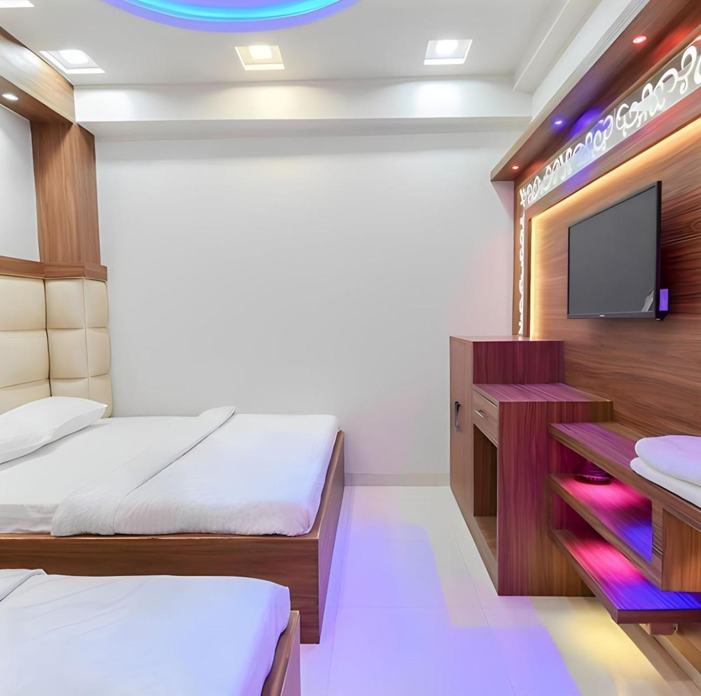 Taj Square A Luxurious Family Homestay آغْرا المظهر الخارجي الصورة