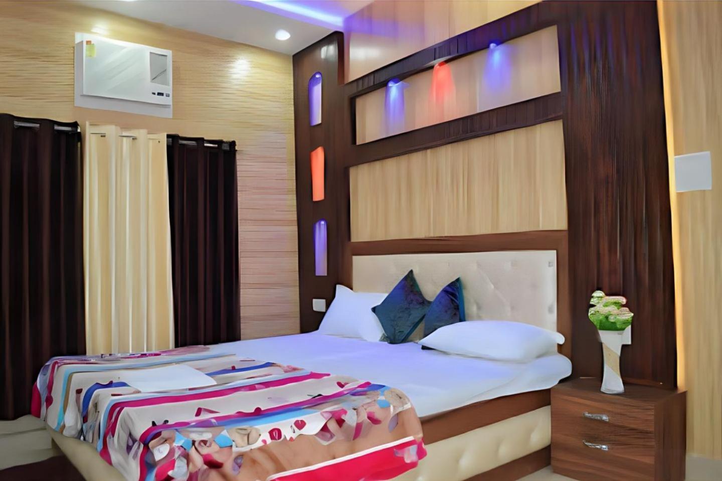 Taj Square A Luxurious Family Homestay آغْرا المظهر الخارجي الصورة