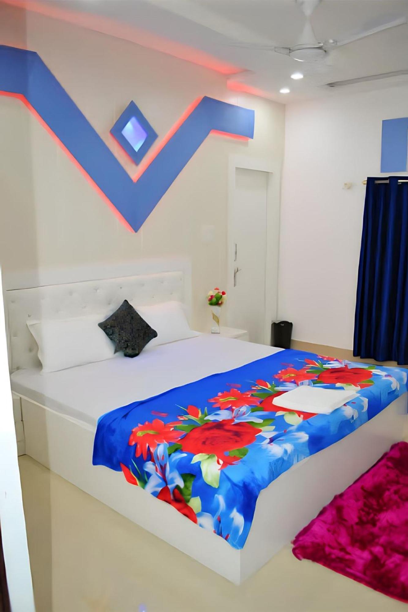 Taj Square A Luxurious Family Homestay آغْرا المظهر الخارجي الصورة