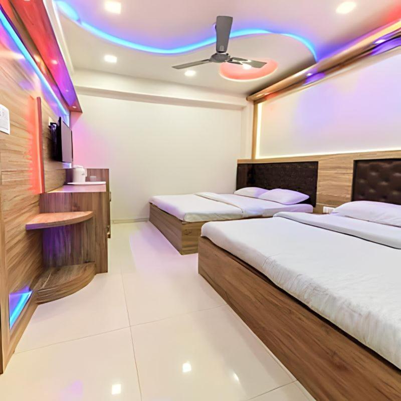Taj Square A Luxurious Family Homestay آغْرا المظهر الخارجي الصورة