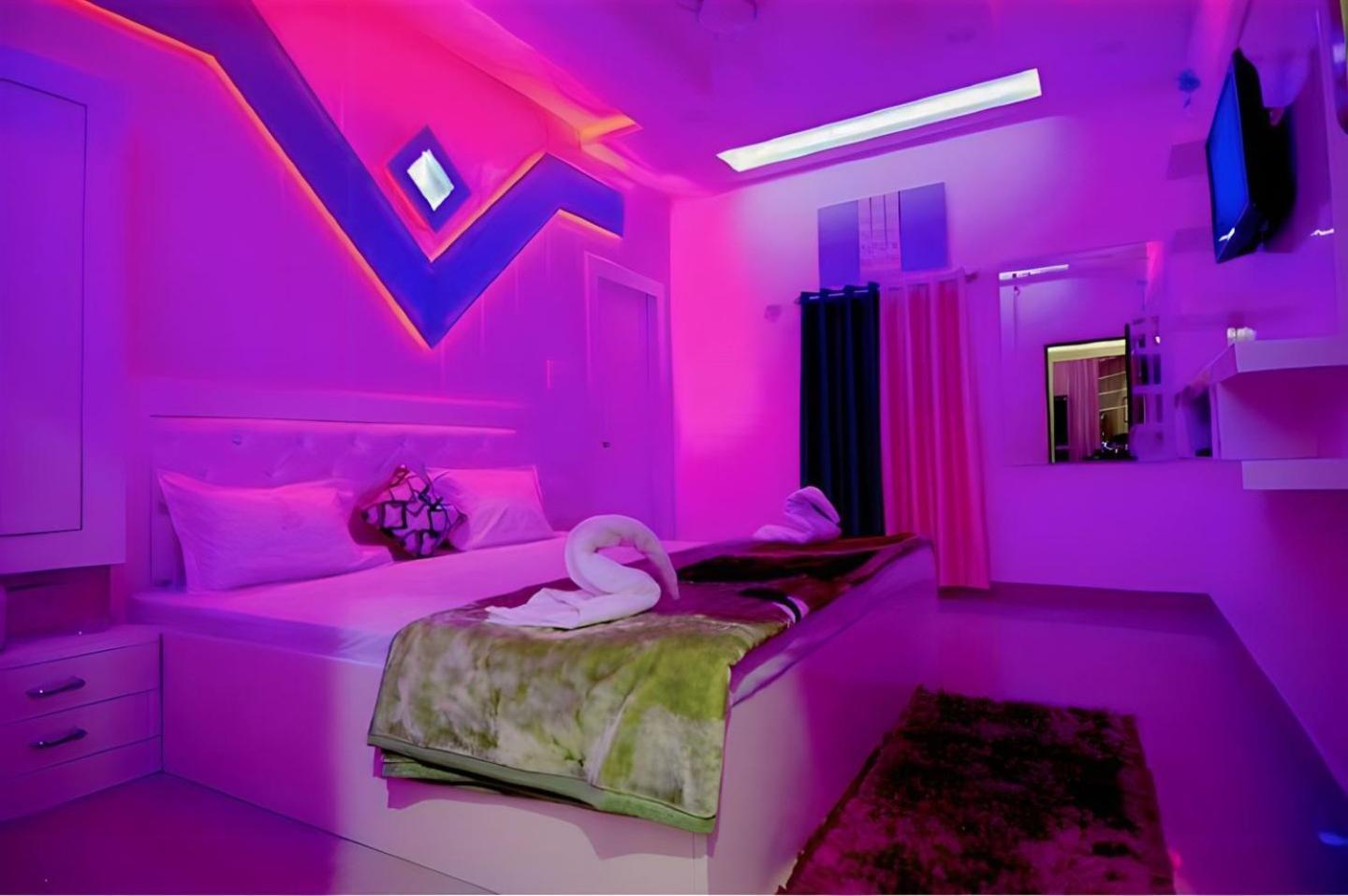 Taj Square A Luxurious Family Homestay آغْرا المظهر الخارجي الصورة