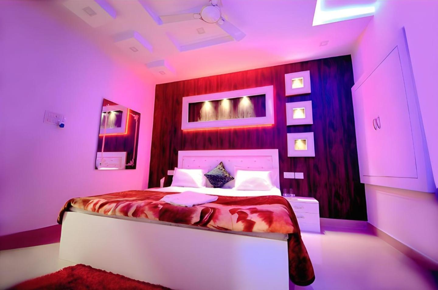 Taj Square A Luxurious Family Homestay آغْرا المظهر الخارجي الصورة