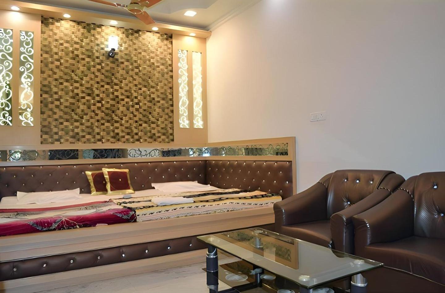 Taj Square A Luxurious Family Homestay آغْرا المظهر الخارجي الصورة