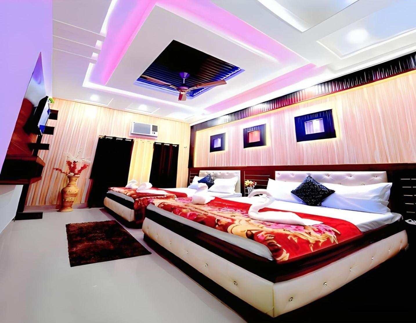 Taj Square A Luxurious Family Homestay آغْرا المظهر الخارجي الصورة