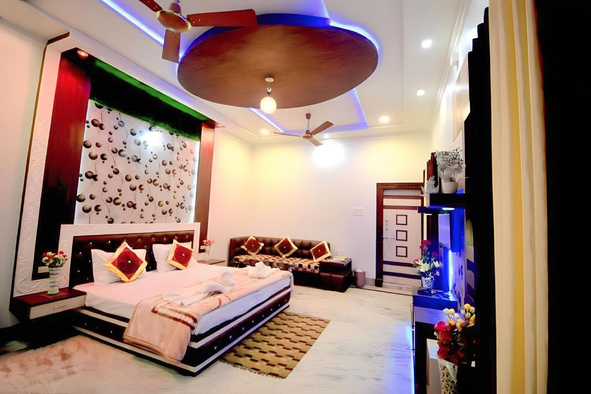 Taj Square A Luxurious Family Homestay آغْرا المظهر الخارجي الصورة
