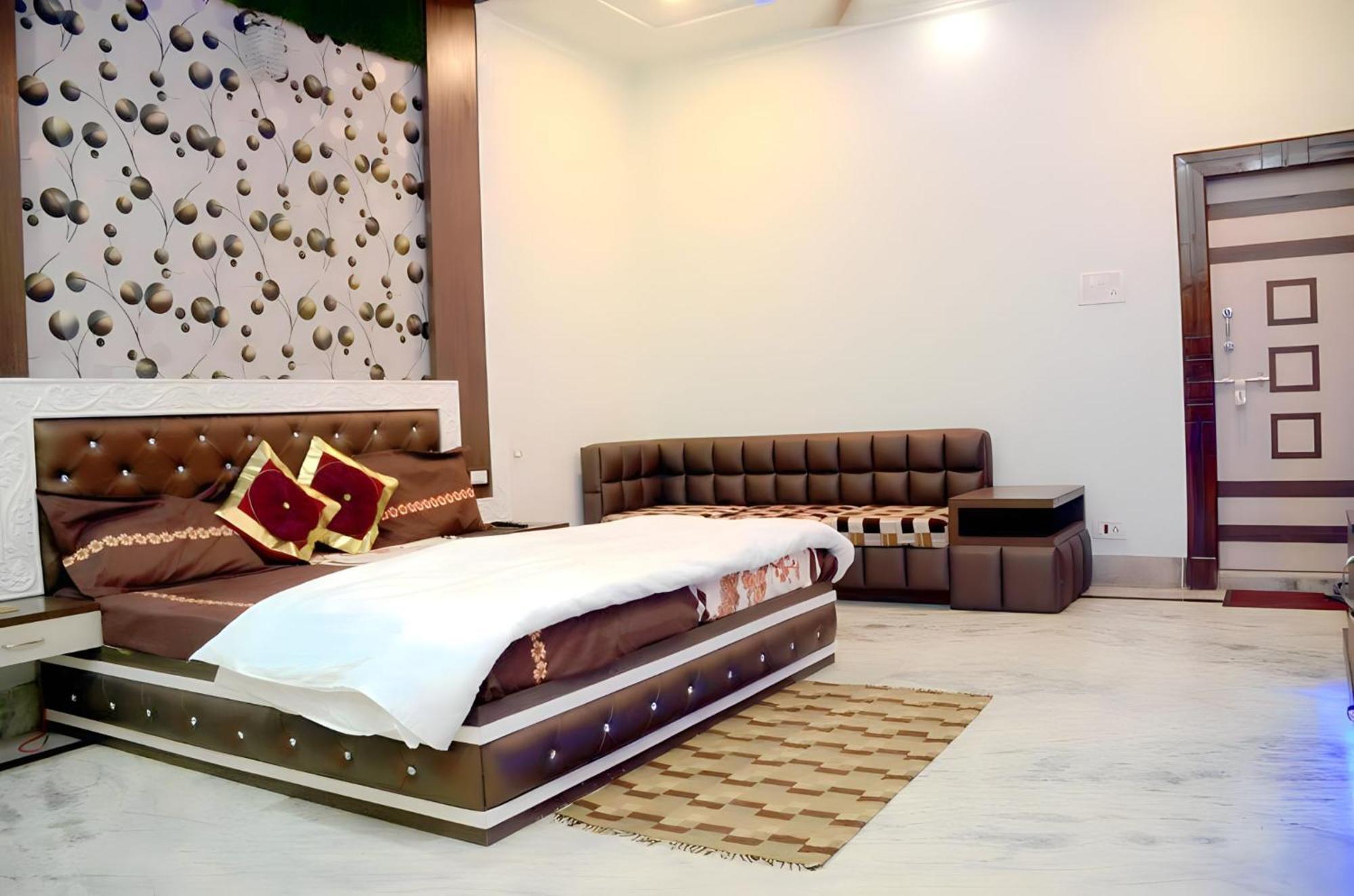 Taj Square A Luxurious Family Homestay آغْرا المظهر الخارجي الصورة