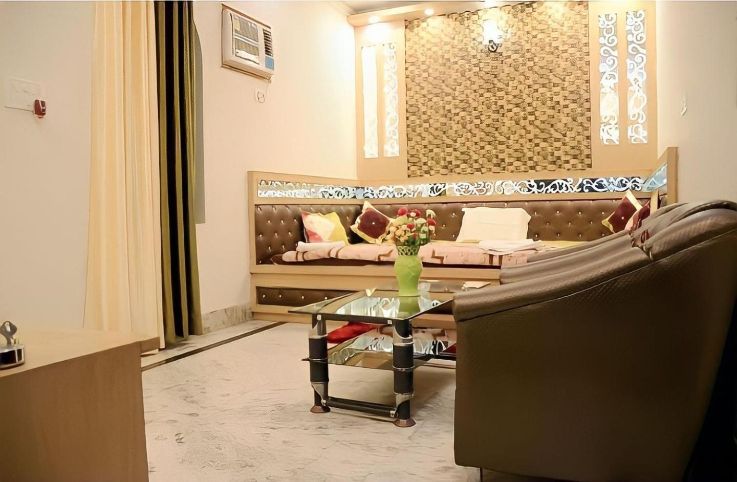Taj Square A Luxurious Family Homestay آغْرا المظهر الخارجي الصورة