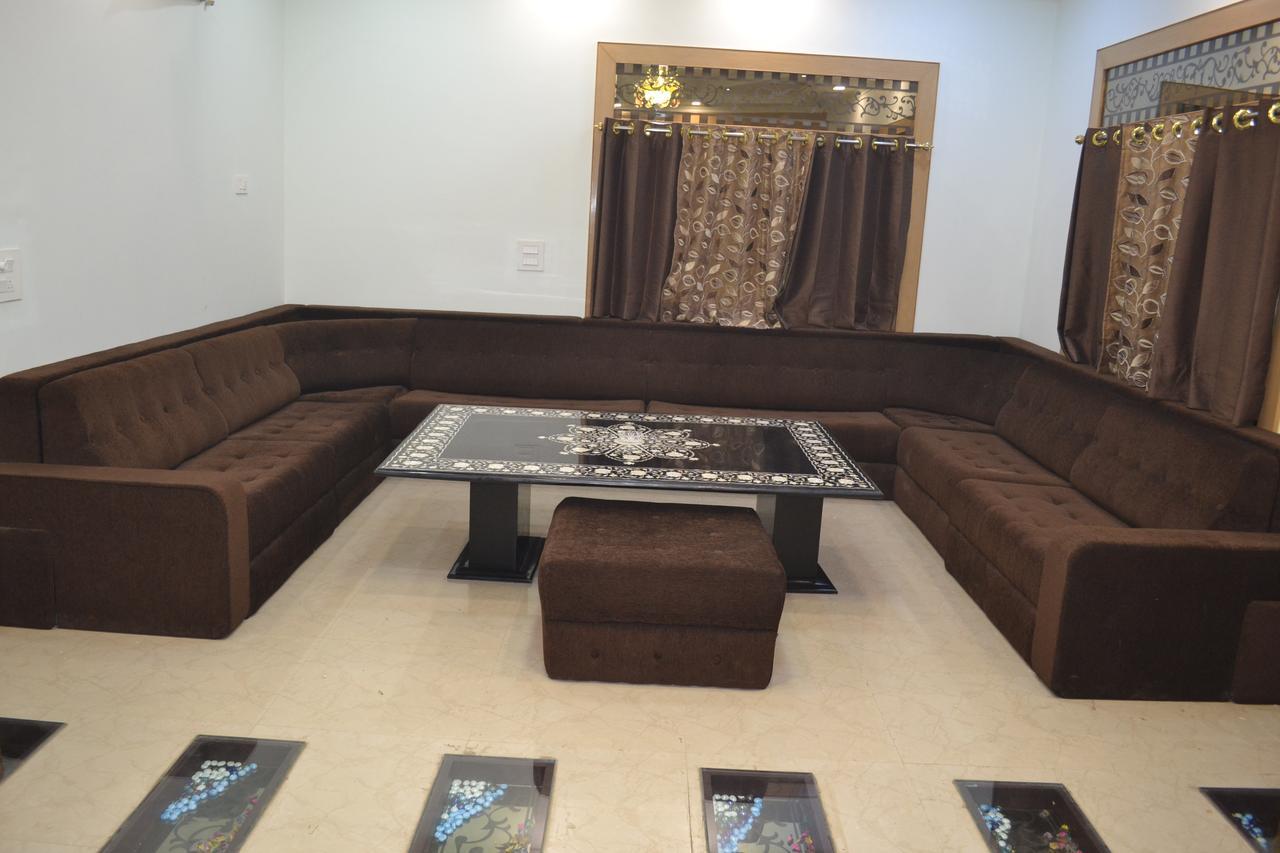 Taj Square A Luxurious Family Homestay آغْرا المظهر الخارجي الصورة