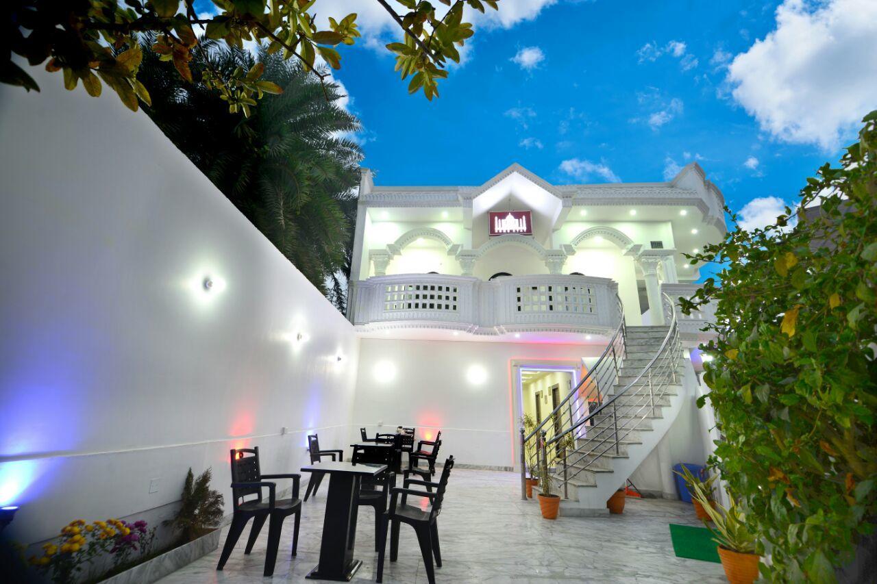 Taj Square A Luxurious Family Homestay آغْرا المظهر الخارجي الصورة