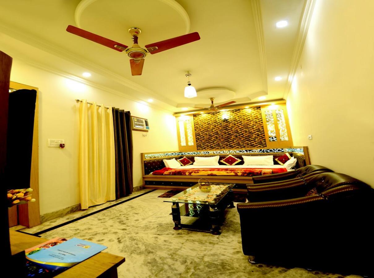 Taj Square A Luxurious Family Homestay آغْرا المظهر الخارجي الصورة