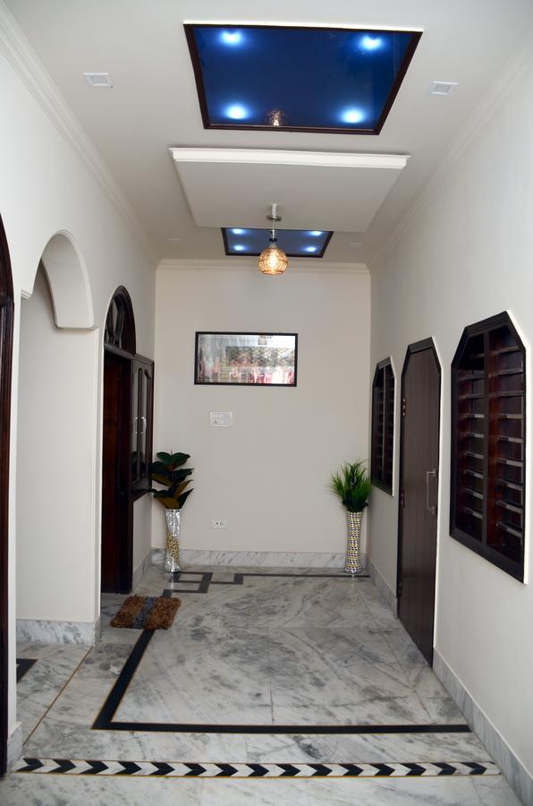 Taj Square A Luxurious Family Homestay آغْرا المظهر الخارجي الصورة