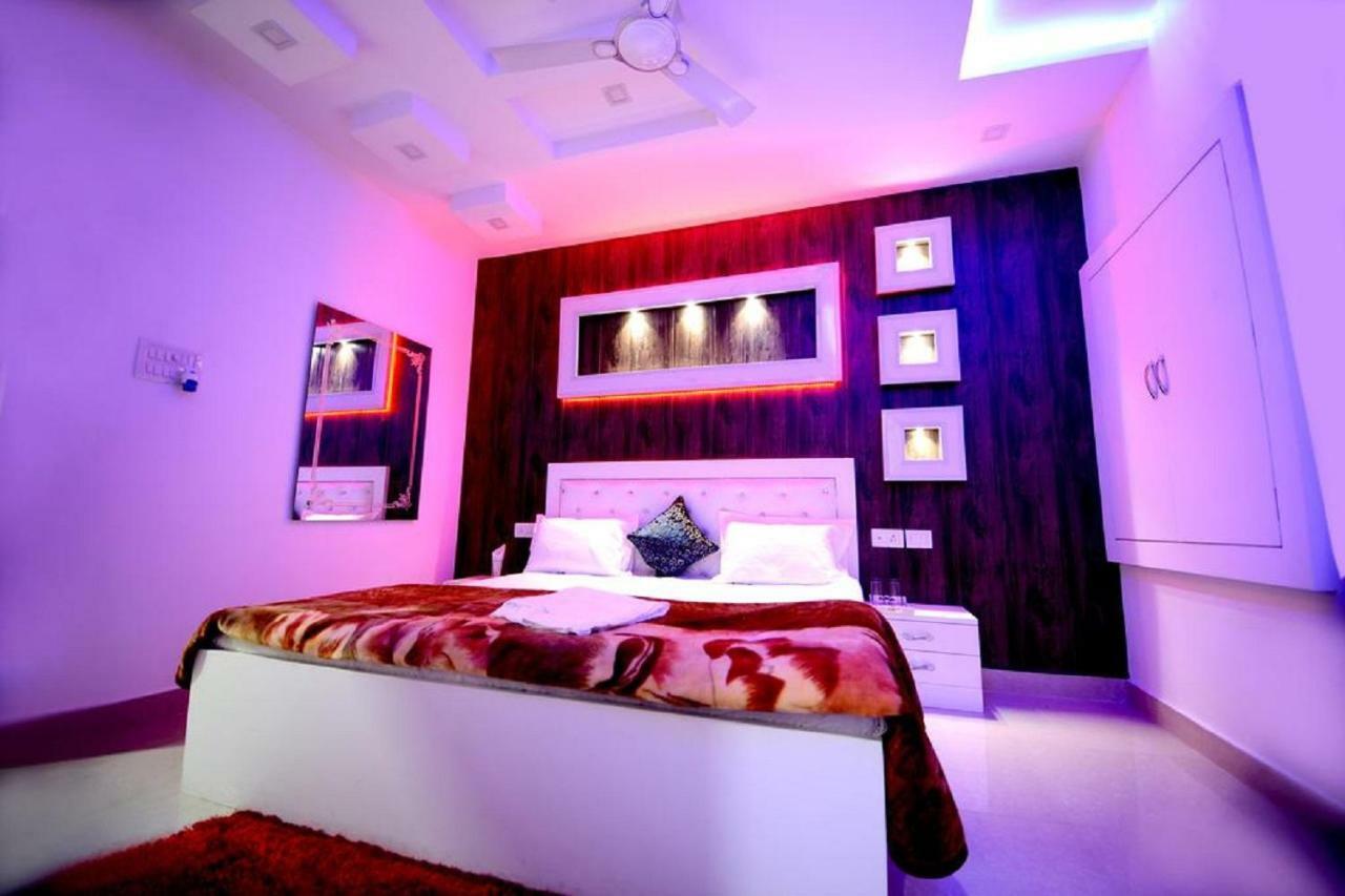 Taj Square A Luxurious Family Homestay آغْرا المظهر الخارجي الصورة