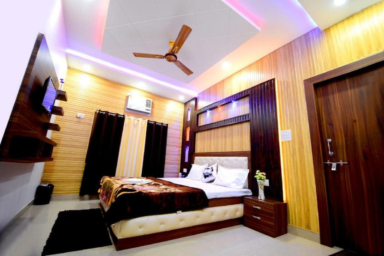 Taj Square A Luxurious Family Homestay آغْرا المظهر الخارجي الصورة